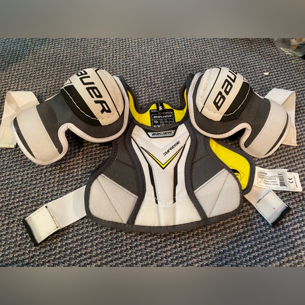 Bauer Supreme S170 chest protector. Youth medium. Like new condition.